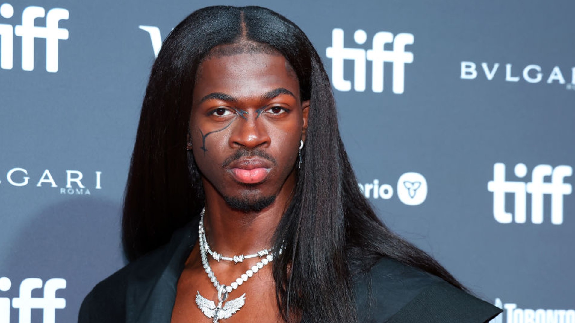 Lil Nas X lanza zuecos peludos en la última colaboración de Crocs