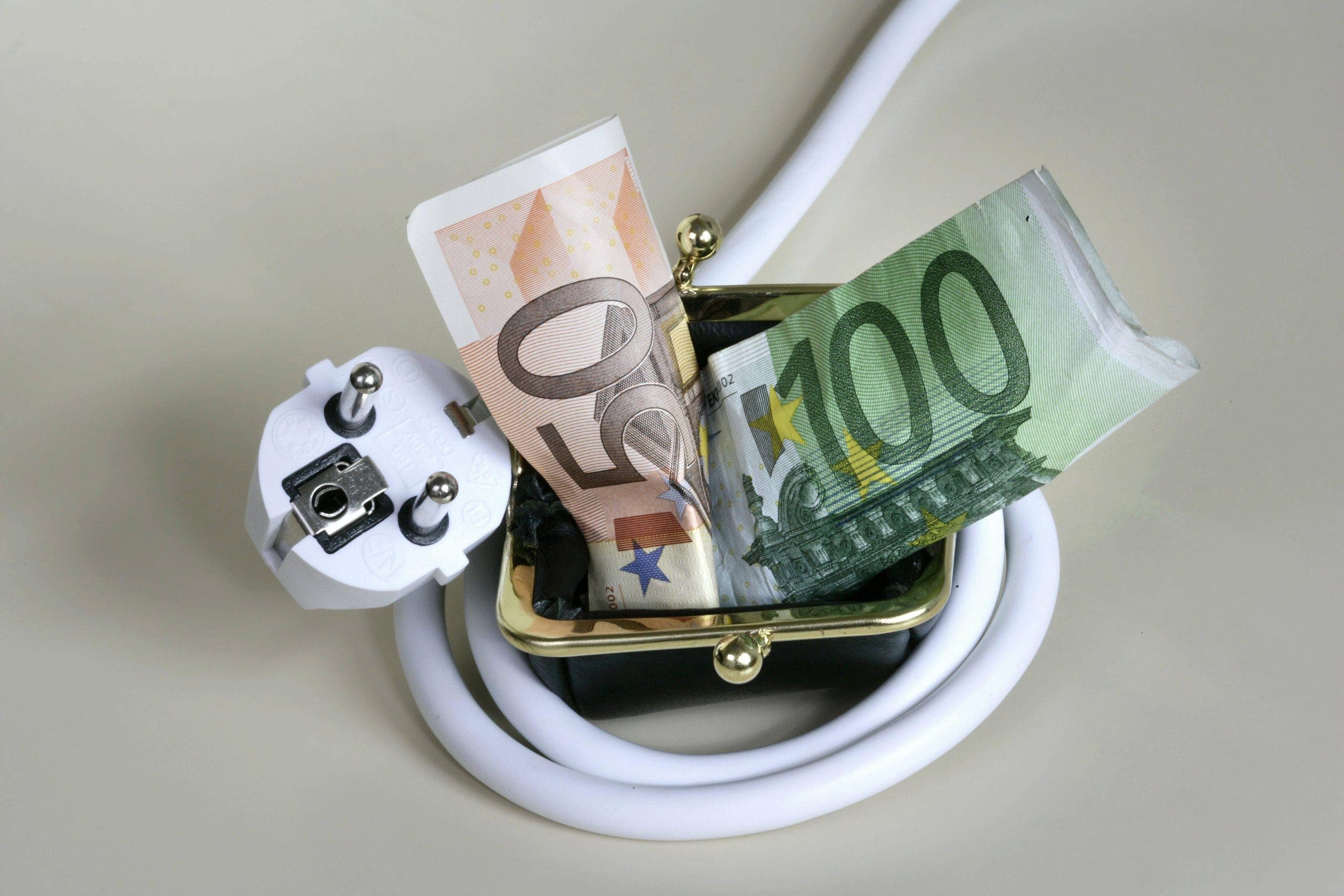 Los clientes españoles de electricidad y gas esperan que se amplíe la rebaja fiscal