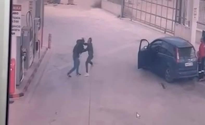 Policía Nacional apuñalado con culpable detenido en el Centro Comercial Dos Mares