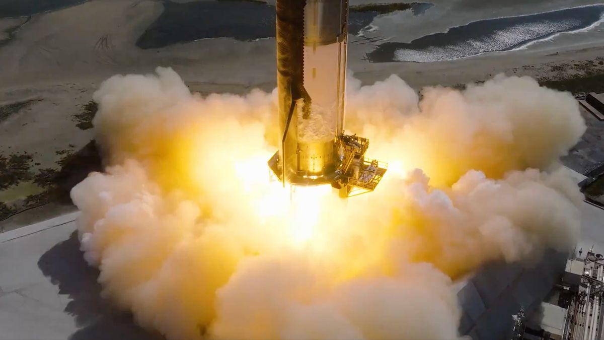 SpaceX lanza un cohete gigante Starship antes del tercer vuelo de prueba (vídeo)