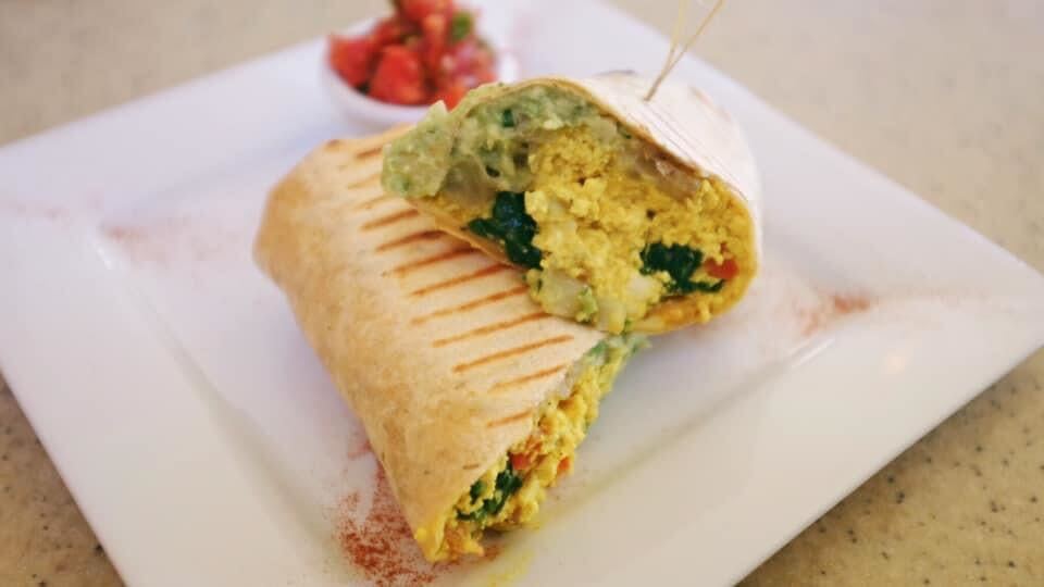 Su comida vegana es completa con esta receta fácil de revuelto de tofu y guacamole