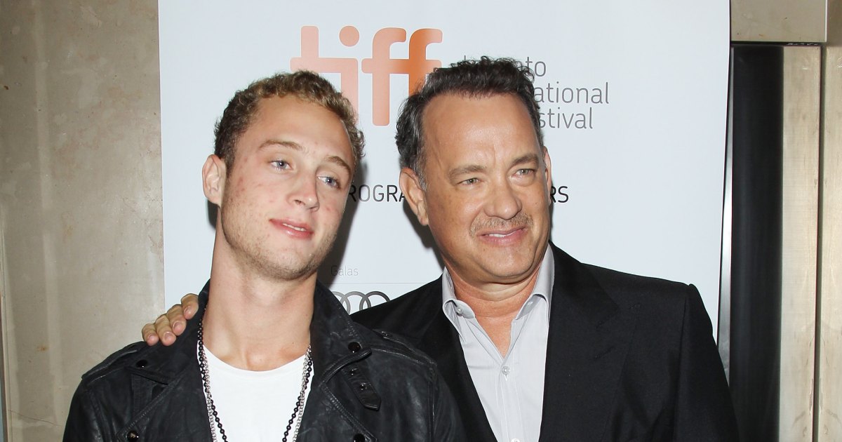 Tom Hanks posa para una rara foto navideña con su hijo Chet Hanks