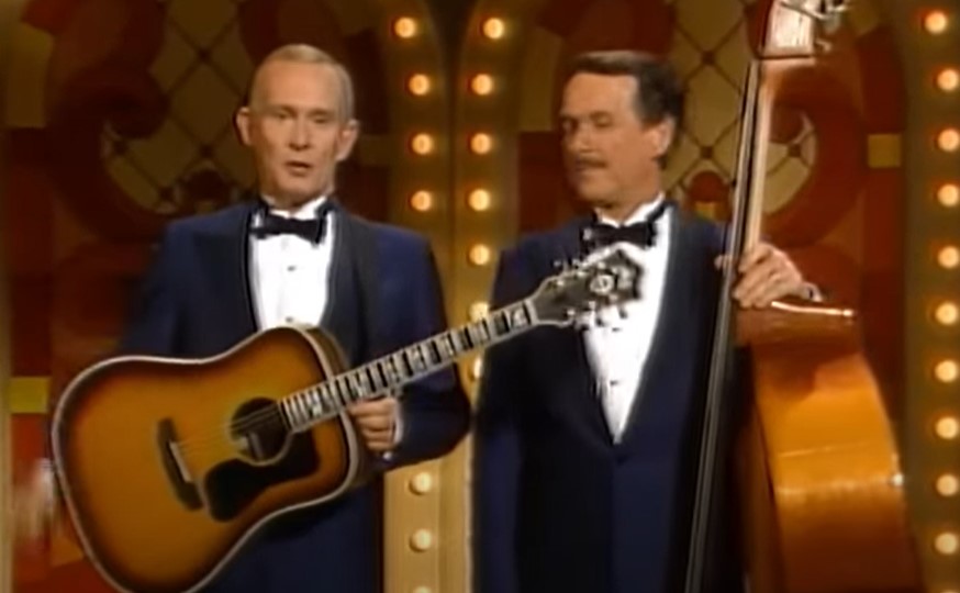 Aquí hay 3 clips de comedia clásicos del fallecido Tommy Smothers