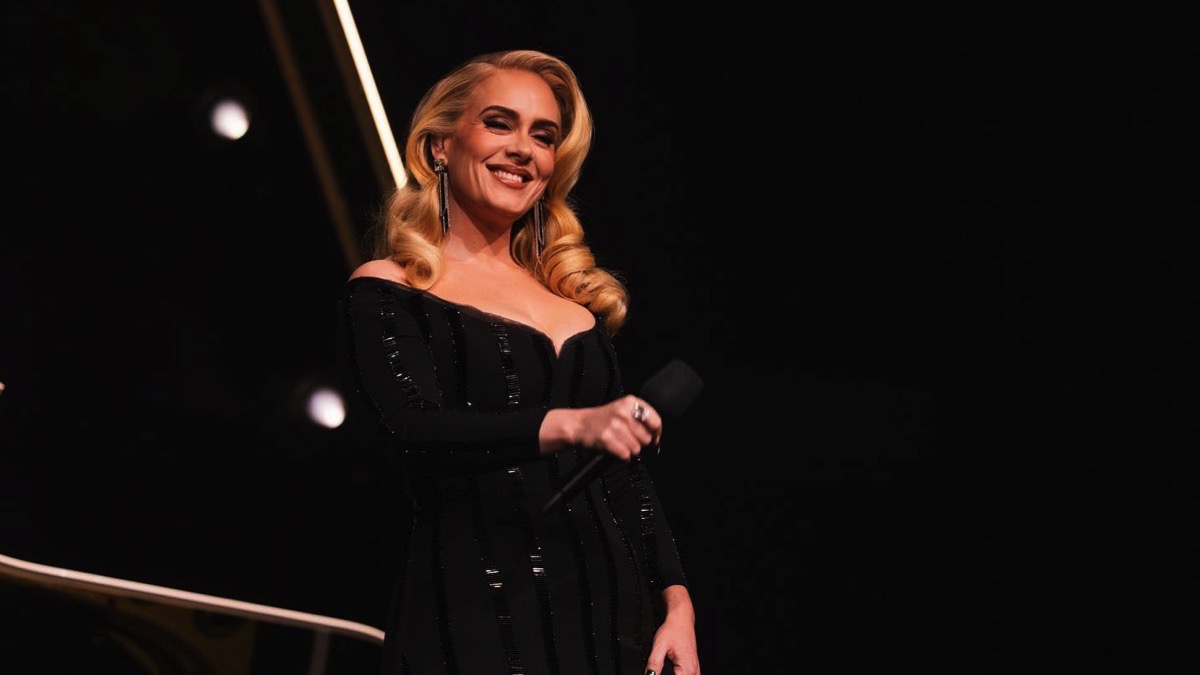 A Adele le encanta ser mamá de clase y ser voluntaria en la escuela de su hijo – Socialite Life