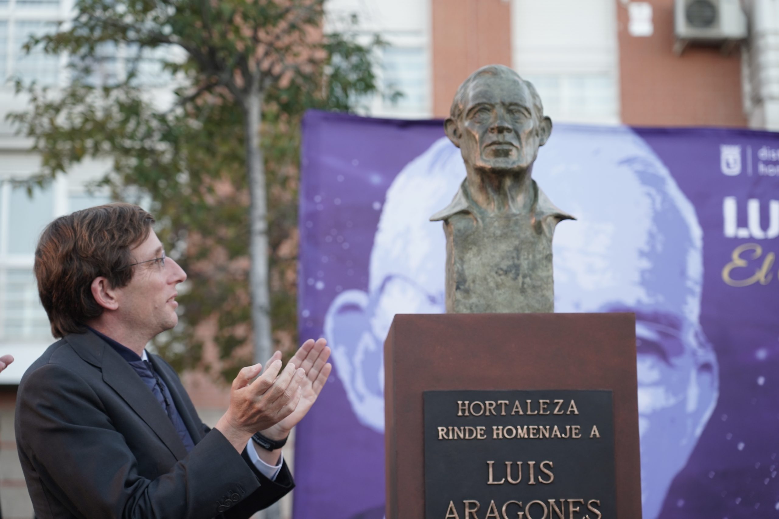 Busto presentado a la leyenda del fútbol español Luis Aragonés ⋆