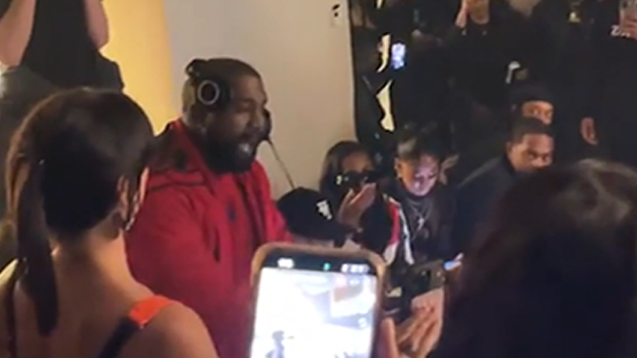 Kanye West lanza una perorata desquiciada: ‘¡Jesucristo, Hitler, vosotros!  ¡¡Patrocina eso!!’