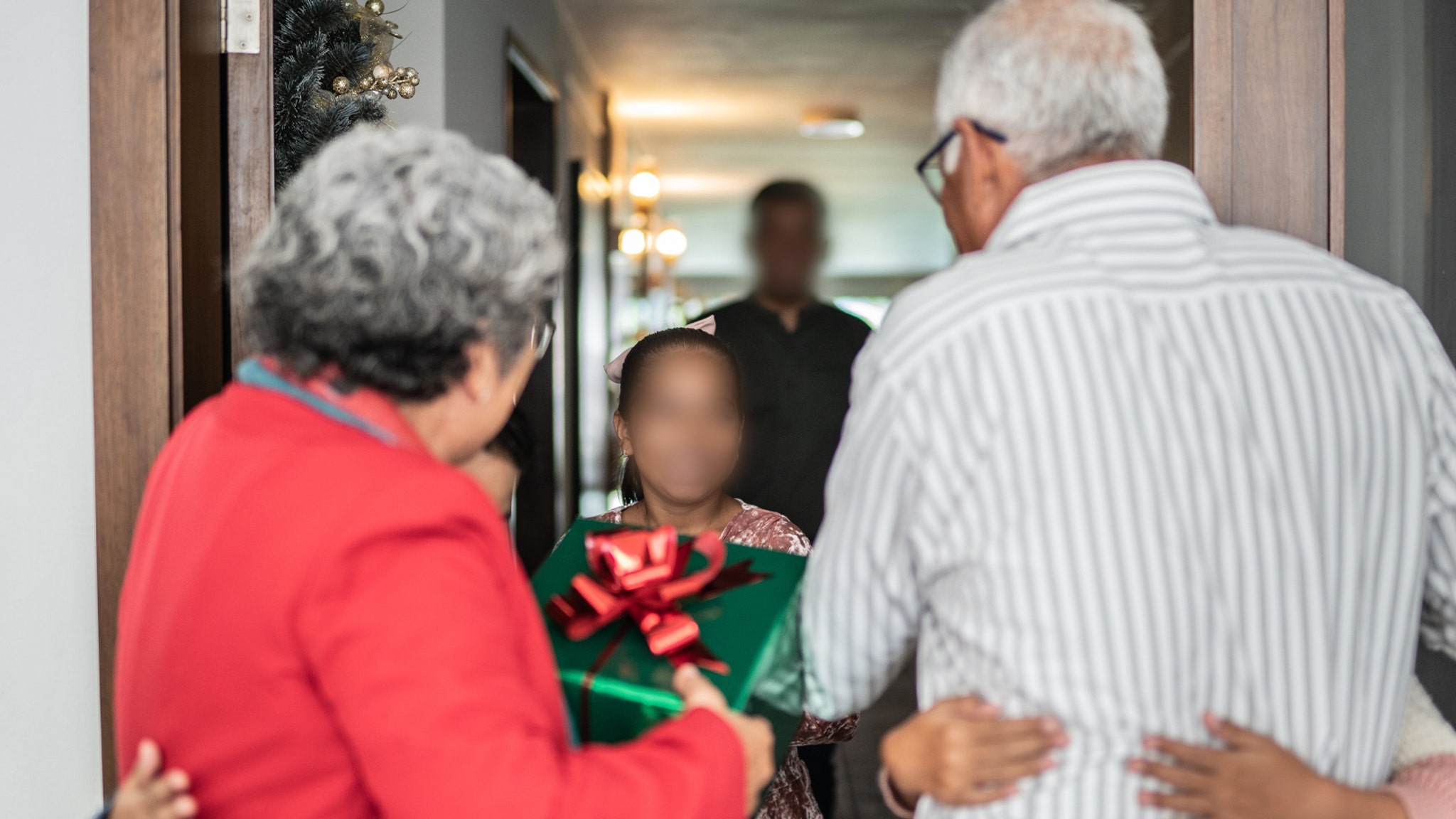 Una abuela que solo compra artículos para su bionieto y deja a su nieta en el frío desata un debate brutal