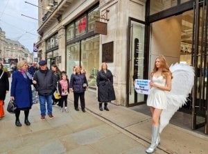 ¡Escuchar con atención!  El seductor ‘ángel’ descenderá a la plaza para alborotar las plumas de H&M por las diabólicas ventas de plumones