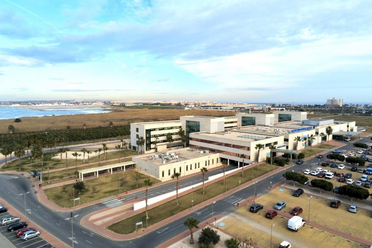 Familia de Orihuela Costa salva por teléfono la vida de su hija de dos meses