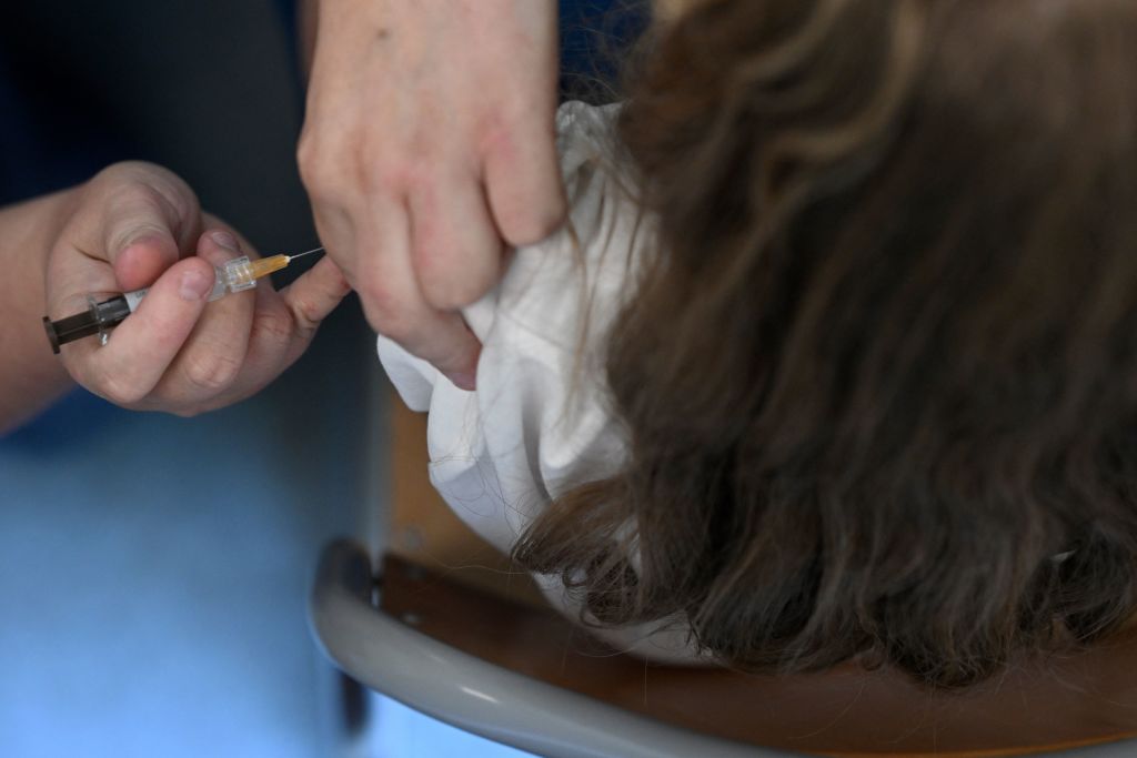 La vacunación anual puede ayudar a las personas a mantenerse a salvo de la gripe y los riesgos respiratorios en estas vacaciones de diciembre