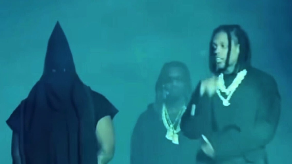 Kanye West cae a un nuevo nivel, usa una capucha negra estilo KKK durante el evento de transmisión en vivo de Vultures – Socialite Life