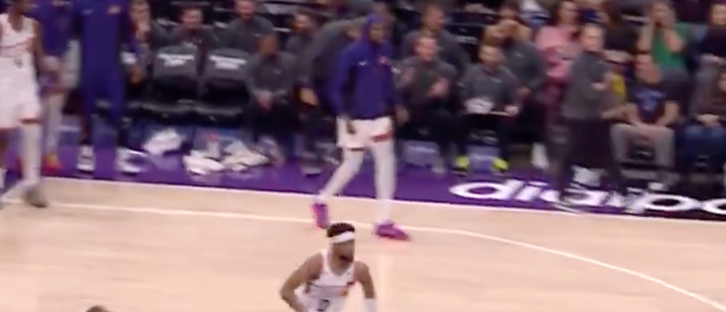 Kevin Durant recibió una falta técnica por caminar por el suelo desde el banquillo después de un mate