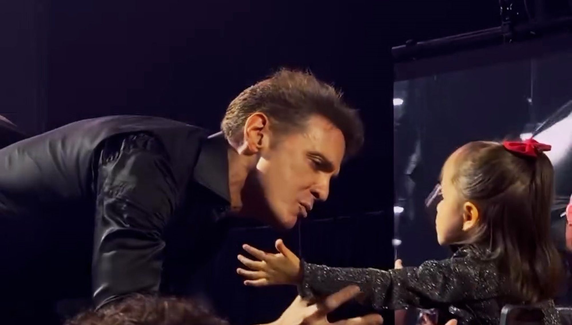 La superestrella latina Luis Miguel en niño besando furor ⋆ Madrid Metropolitan