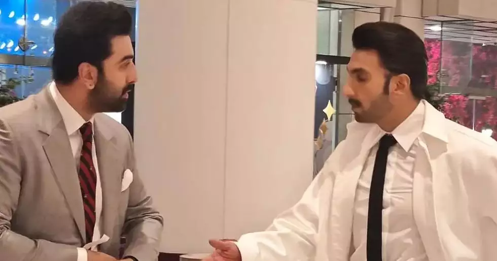 Ranveer Singh se encuentra con Ranbir Kapoor en el estreno de The Archies