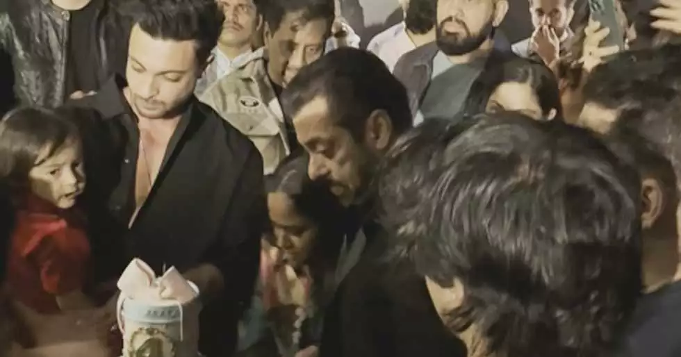 Salman Khan celebra su cumpleaños con su sobrina Ayat Sharma y su familia.  Mirar: