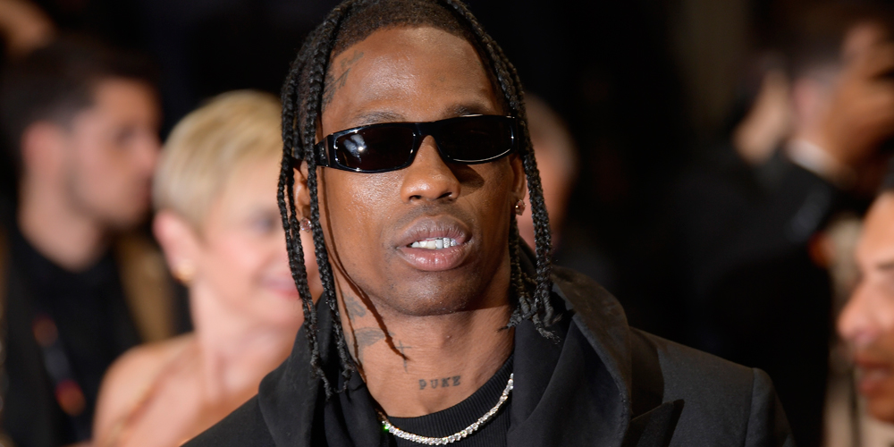 Travis Scott es golpeado por un objeto gigante y casi se cae del escenario en la ciudad de Nueva York
