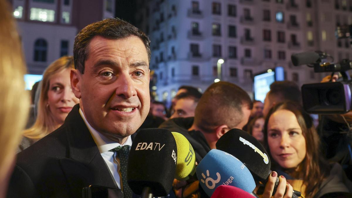 Juanma Moreno se da un baño de masas en Madrid en la presentación del anuncio ‘Andalusian Crush’
