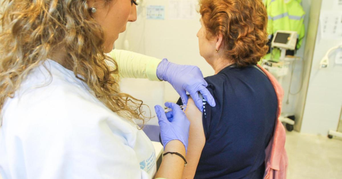 Piden al público tomar medidas contra la gripe y el Covid