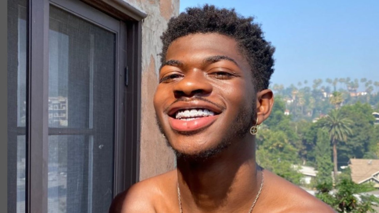 Lil Nas X se sincera sobre su hermano que se declara bisexual en su documental, familia, queerness y más
