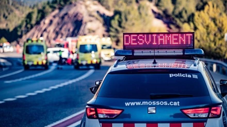 Rescatan a Irene Negre (Junts) al incendiar el coche en el que viajaba por un accidente