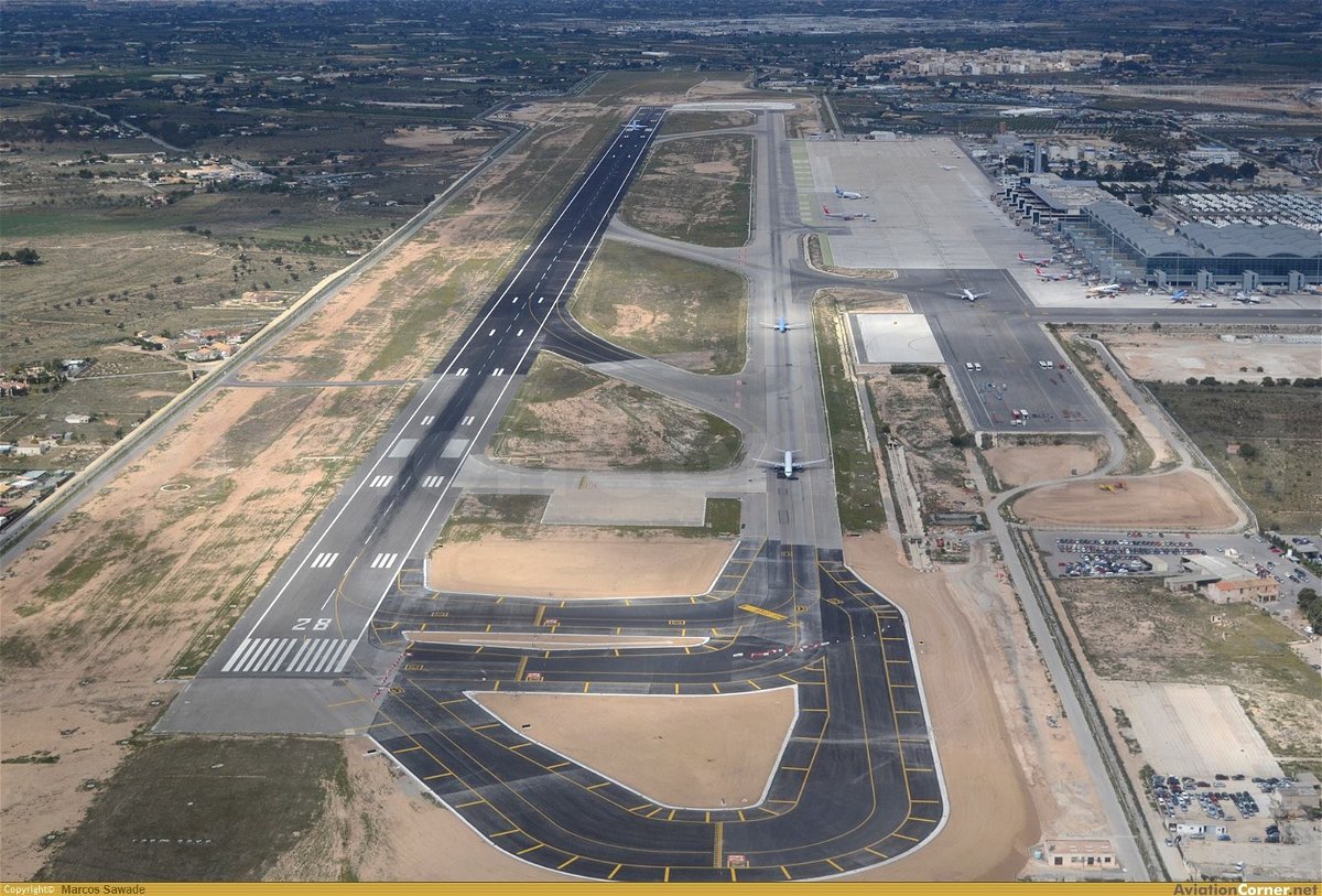 El aeropuerto de Alicante-Elche se enfrenta a turbulencias mientras el gobierno aprueba la subida de impuestos « Euro Weekly News
