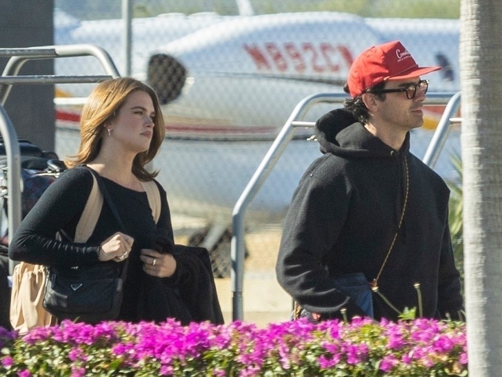 Joe Jonas aborda un jet privado con un modelo y genera rumores de romance