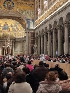 Última hora: Aliados animales interrumpen la oración vespertina del Papa y le ruegan que condene las corridas de toros