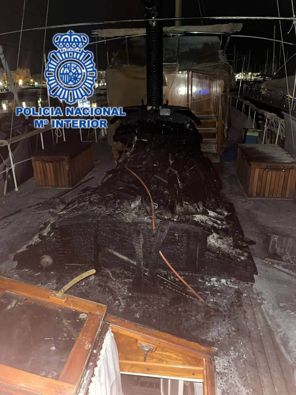 Tres detenidos por incendiar una embarcación en Alicante con un fuego artificial