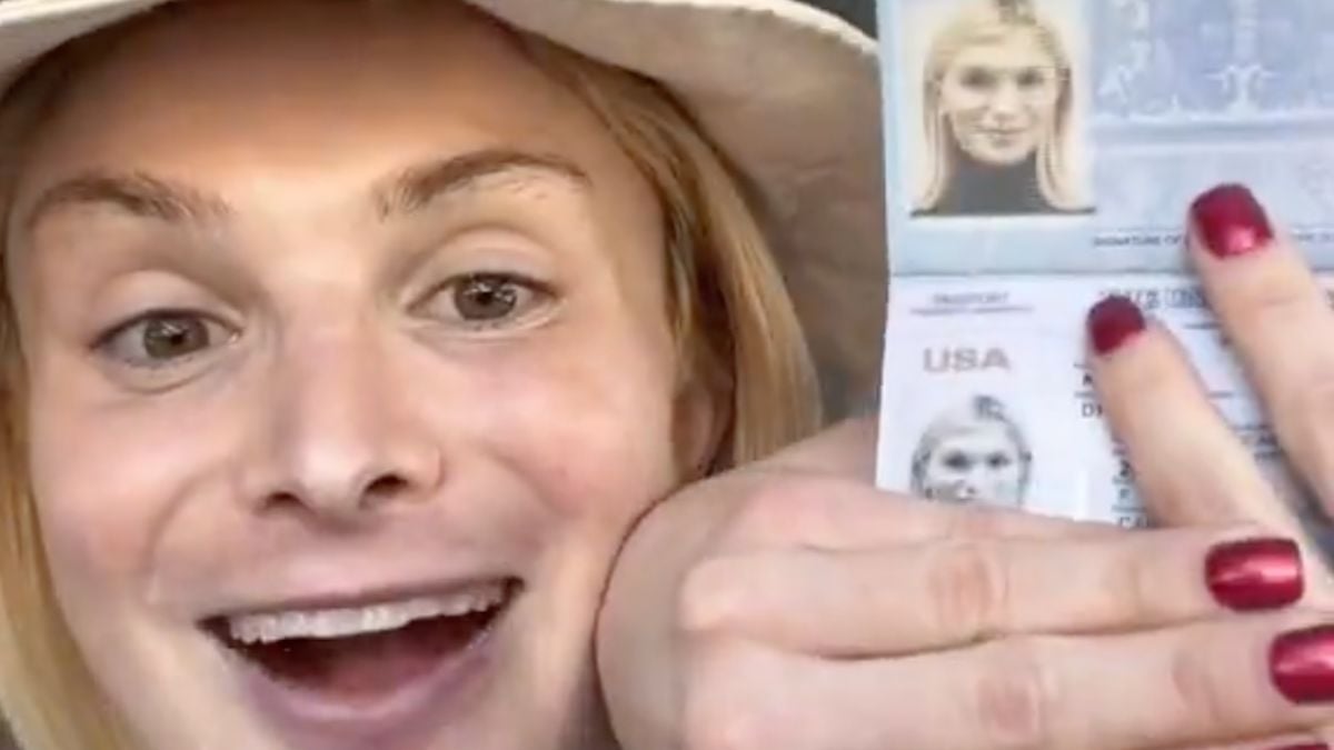 Dylan Mulvaney se regocija después de anotar un nuevo marcador de género femenino en su pasaporte