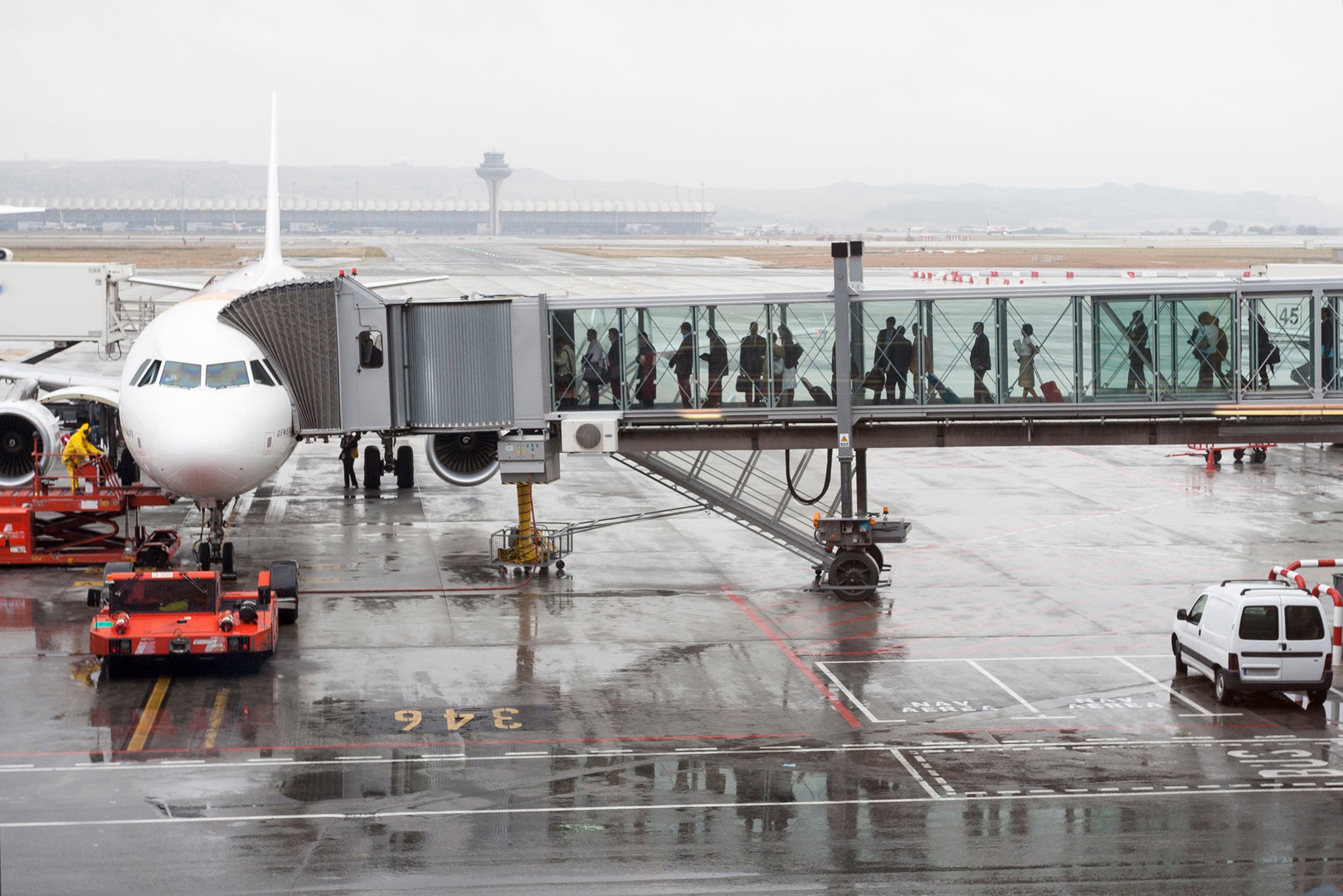 Hay formas más rápidas de abordar un avión, entonces, ¿por qué las aerolíneas no las utilizan?