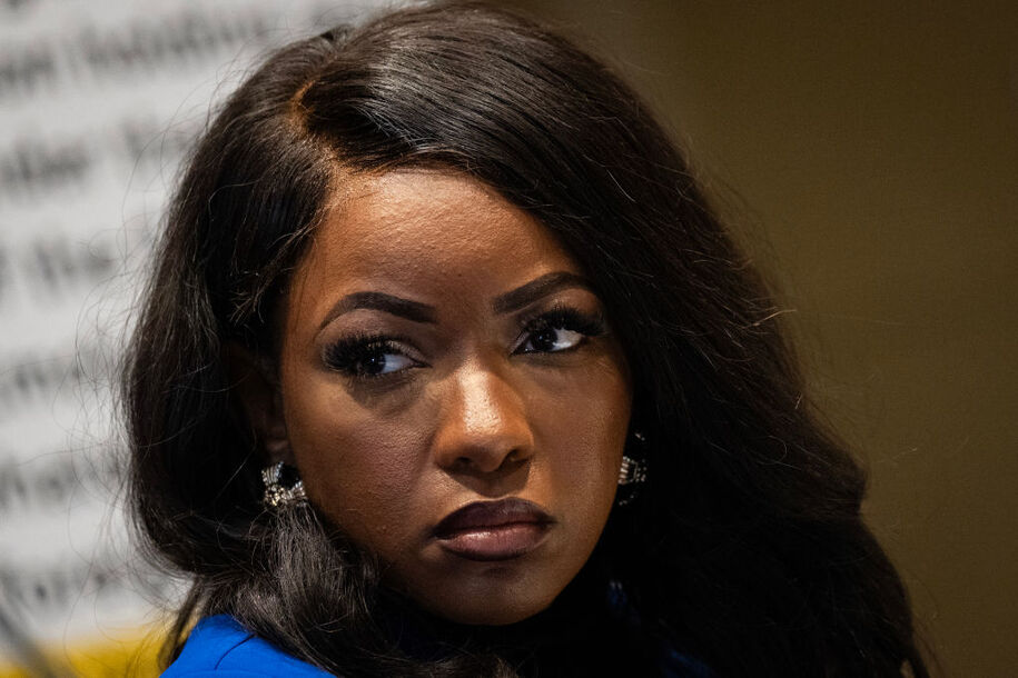 La representante Jasmine Crockett apuesta por los republicanos durante la audiencia de inmigración