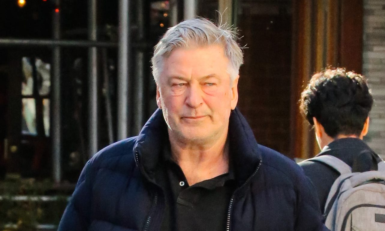Alec Baldwin acusado de tiroteo fatal en 2021 en el set de ‘Rust’