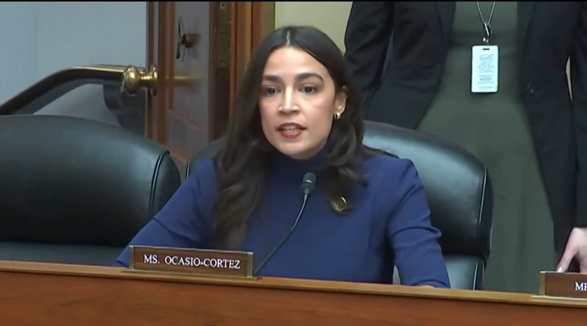La AOC critica a los republicanos por presentar pruebas falsificadas