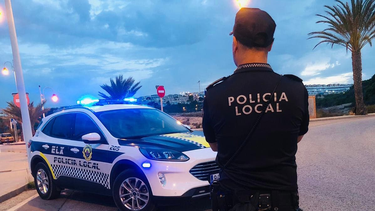 Una madre abandona a dos niños, de 6 y 8 años, en una concurrida carretera de la Costa Blanca española ‘como castigo’
