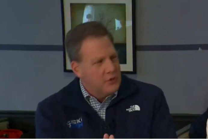 El gobernador Chris Sununu se desmorona cuando se le pregunta si sigue votando por Trump, que se ha ido mentalmente