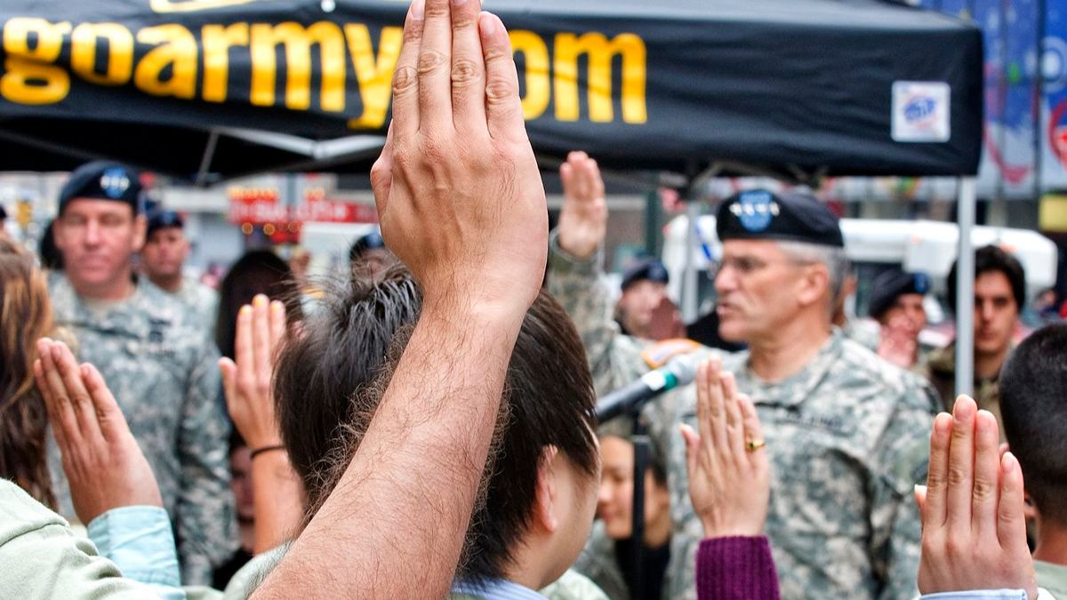 El ejército recluta menos estadounidenses blancos que nunca: ¿por qué?
