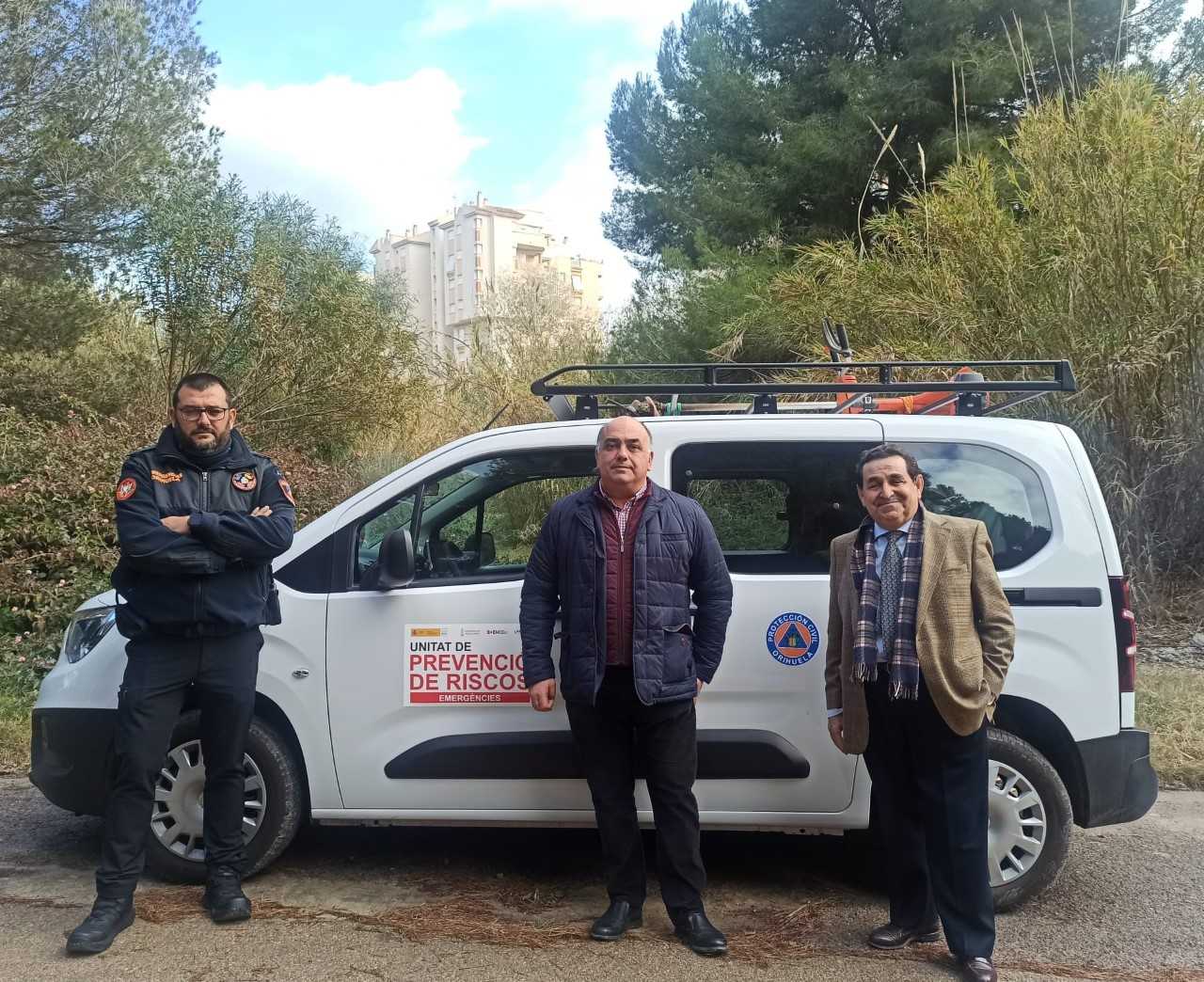 Despejando de malas hierbas los barrancos de Orihuela Costa para evitar incendios