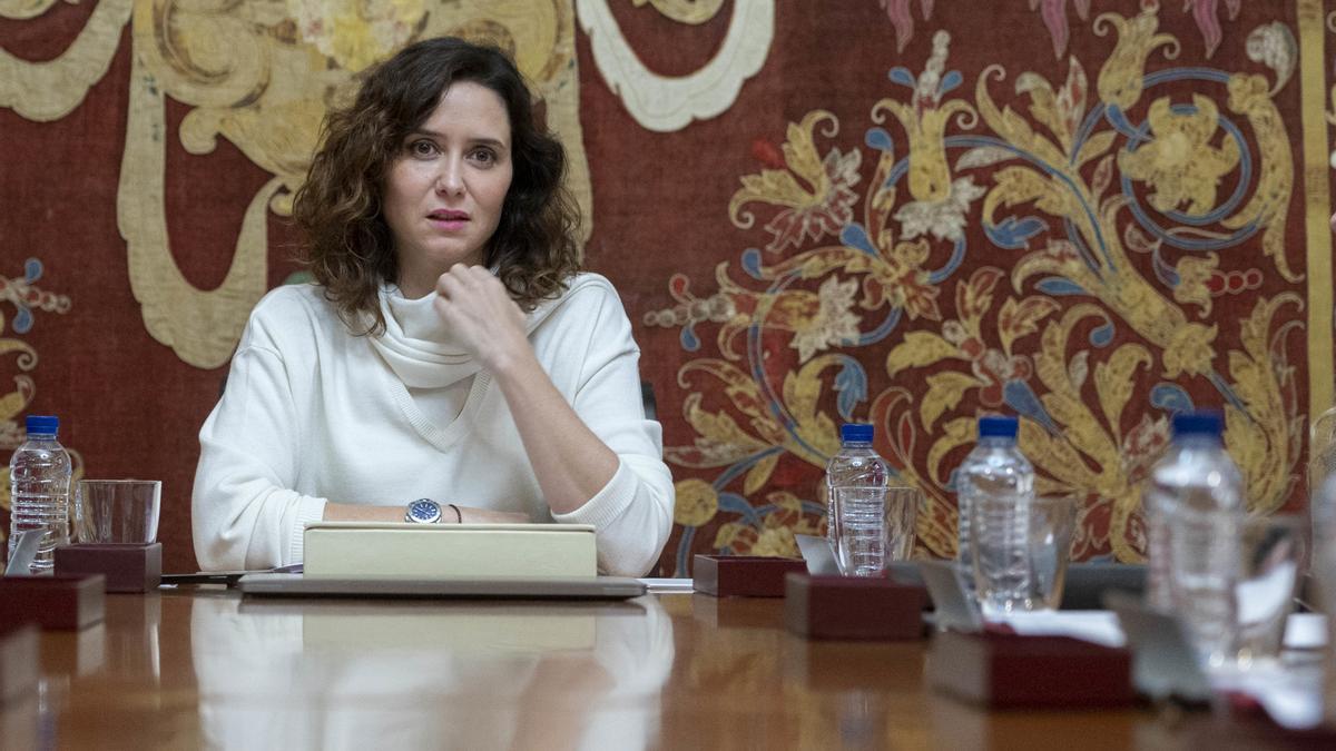 Ayuso denuncia el envío de inmigrantes a Madrid “de tapadillo”: “Vivimos un auténtico caos”