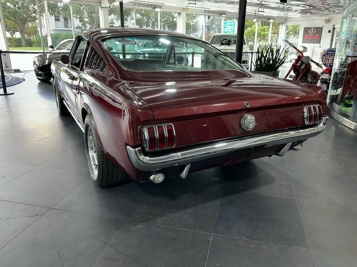 La estrella de ‘RHOM’ Julia Lemigova promocionando el Ford Mustang Fastback de 1966