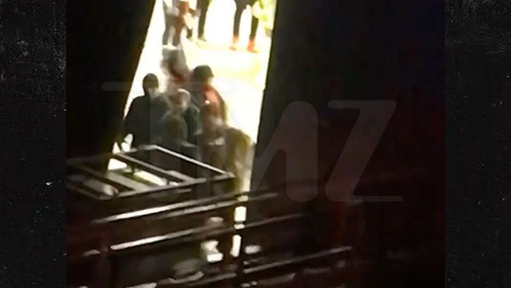 Mónica aparentemente se desmaya en una presentación en Houston Live