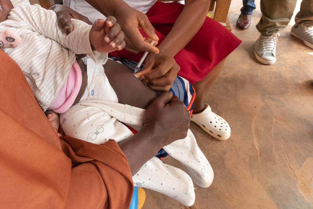 Primera vacuna contra la malaria: tratamiento preventivo contra enfermedades parasitarias transmitidas por mosquitos en marcha en Camerún