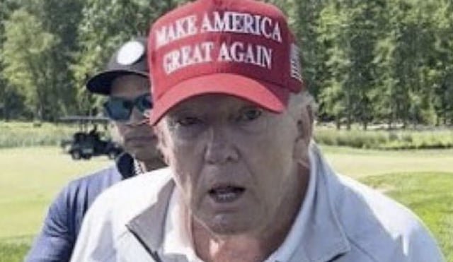 “Trump huele” se está volviendo viral.  Es el momento perfecto para que su falsa imagen de hombre fuerte se transforme en el hombre anciano y vulnerable que es.  Los medios deben dejar de reforzar su ego llamándolo dictador.  Le encanta que lo llamen dictador.  Admira a los dictadores.  La etiqueta es un cumplido a su personalidad narcisista.  Su base abraza la etiqueta.  Los medios de comunicación ahora deben cubrir sus debilidades: su vejez, su incontinencia reportada, sus acusaciones, sus desastres de fraude financiero, su adulterio, su ignorancia acerca de la Biblia y la Constitución, y su mala gramática y vocabulario.
