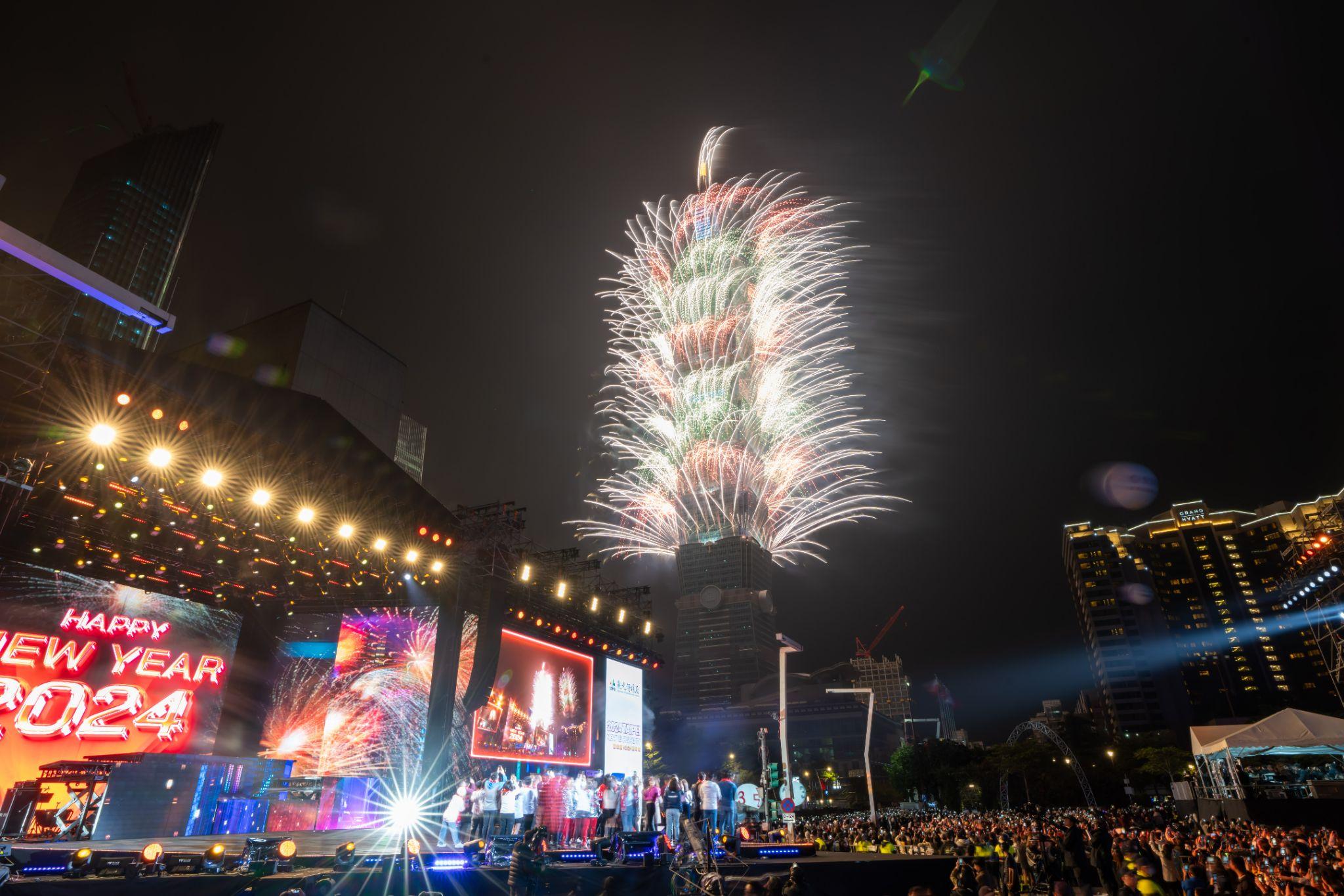 Fiesta de Año Nuevo de Taipei 2024: ¡más de 170.000 personas se reúnen para celebrar juntos la víspera de Año Nuevo!  Aparición sorpresa en el escenario de los Juegos Asiáticos, los Para Juegos Asiáticos y atletas profesionales para la cuenta regresiva y los fuegos artificiales de Taipei 101 iluminando el cielo nocturno de Taipei