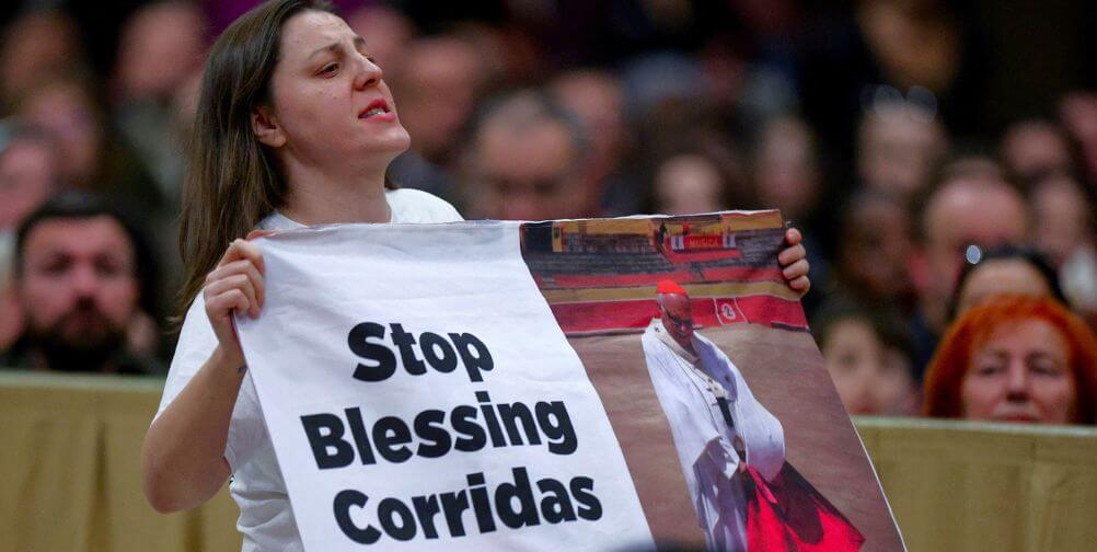 Manifestantes ruegan al Papa que condene las corridas de toros