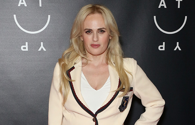 Rebel Wilson admite que ha ganado 30 libras debido al estrés – Hollywood Life