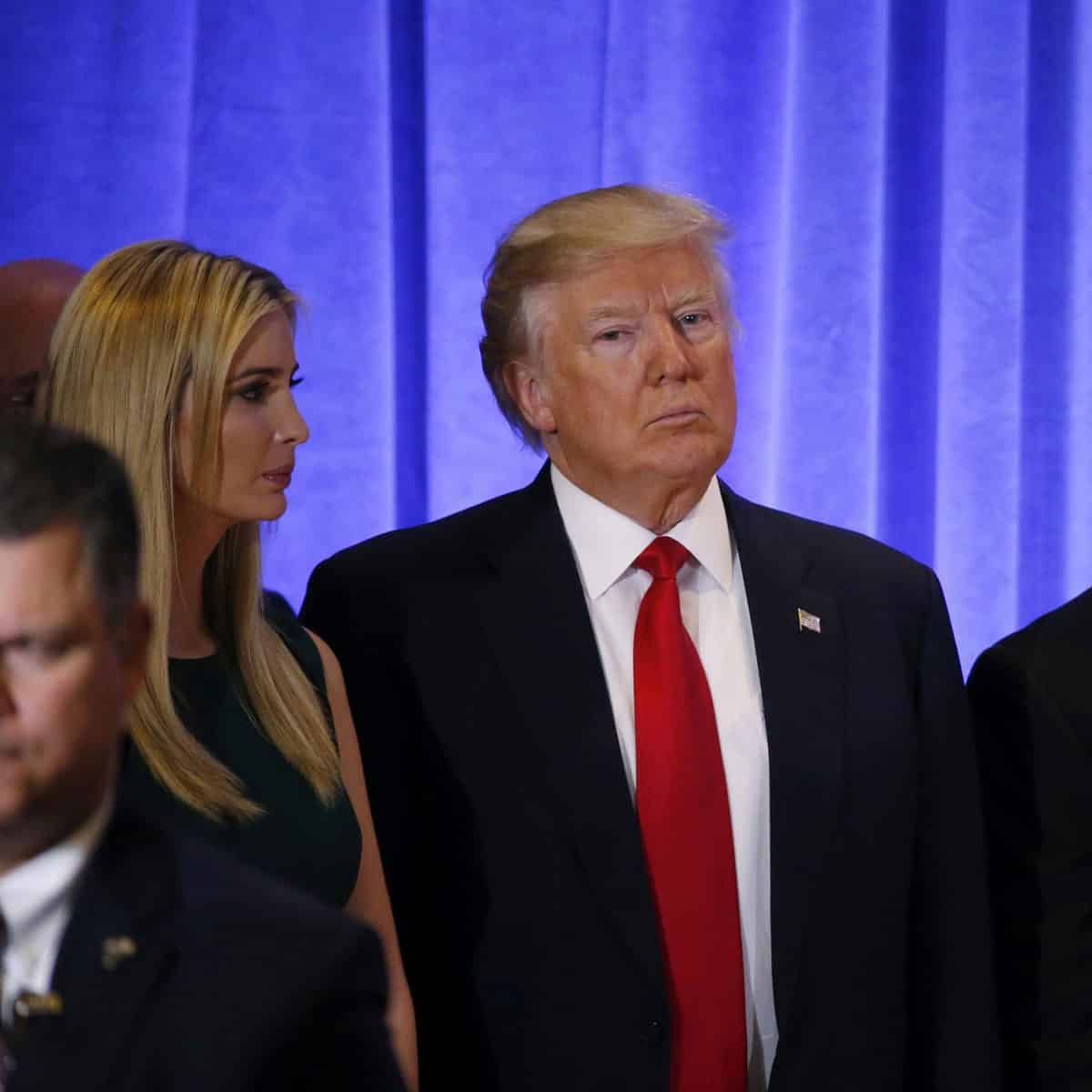 Los Trump amenazan a cualquier republicano que llegue a un acuerdo fronterizo con Biden