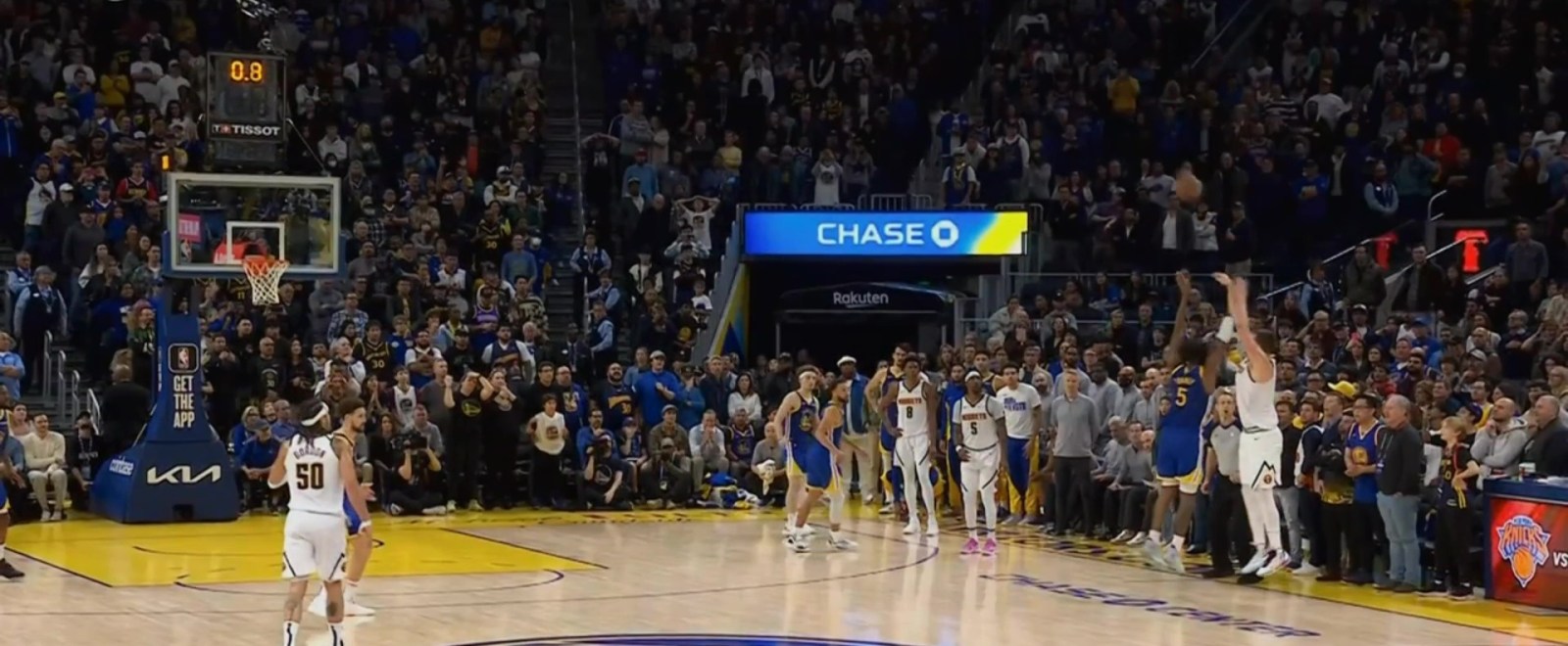 Nikola Jokic anotó el gol de la victoria desde poco más de media cancha para darle a los Nuggets una remontada sobre los Warriors