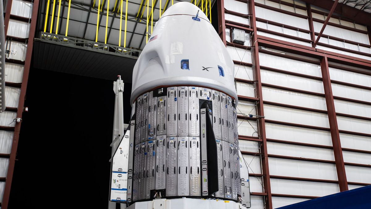 La cápsula Dragon de SpaceX llega a la plataforma para el lanzamiento de astronautas Ax-3