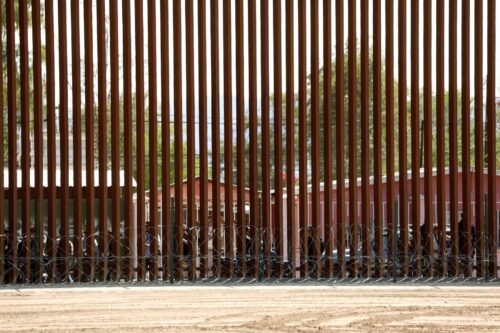 Los demócratas se abalanzan después de que Trump jodiera a los republicanos en la frontera