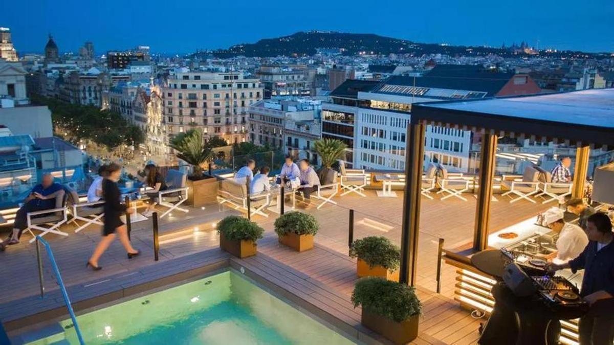 PSC y Junts se alían para forzar al Govern a relajar las antisequía medidas en hoteles y gimnasios